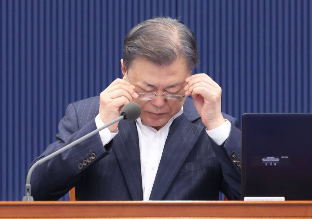 [서울=뉴시스] 김진아 기자 = 문재인 대통령이 22일 청와대 여민관에서 열린 영상국무회의에서 발언 전 안경을 고쳐쓰고 있다. 2022.02.22.