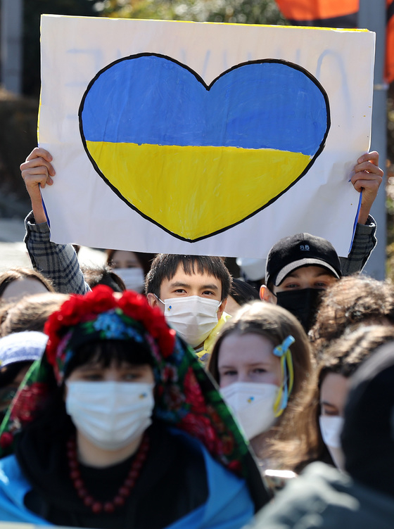 국내 우크라이나인들은 27일 오전 서울 중구 러시아대사관 앞에서 러시아의 우크라이나 침공을 규탄하는 집회를 열었다. /사진=뉴스1  