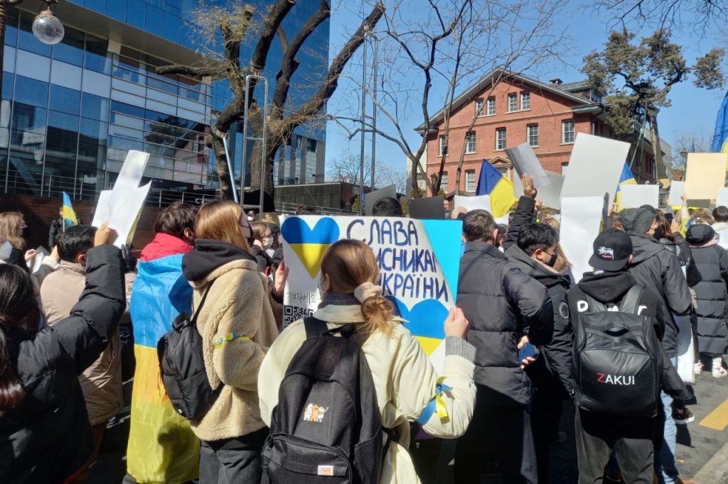 국내 우크라이나인들은 27일 오전 러시아 대사관 앞으로 행진했다. 경찰에 막혀 대사관에서 약 70m 떨어진 큰길에 멈춰선 이들은 "사람들 그만 죽이라"는 등 큰 소리로 구호를 외쳤다./사진=김성진 기자