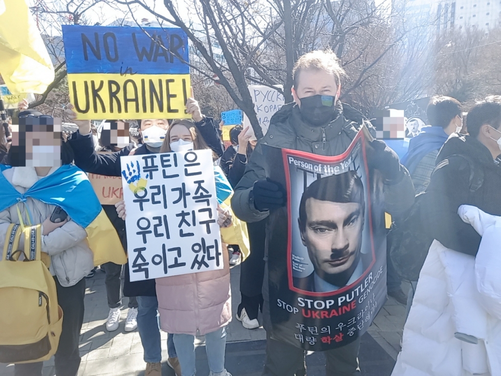 국내 우크라이나인들은 27일 오전 서울 중구 러시아대사관 앞에서 러시아의 우크라이나 침공을 규탄하는 집회를 열었다. 태티아나 조씨는 "푸틴은 우리 가족과 친구를 죽이고 있다"고 적은 포스터를 들고 집회에 참여했다./사진=김성진 기자