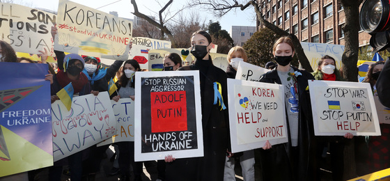 국내 체류 중인 우크라이나인들은 27일 서울 중구 러시아대사관 앞에서 집회를 열고 러시아의 우크라이나 침공을 규탄했다. /사진=뉴스1  