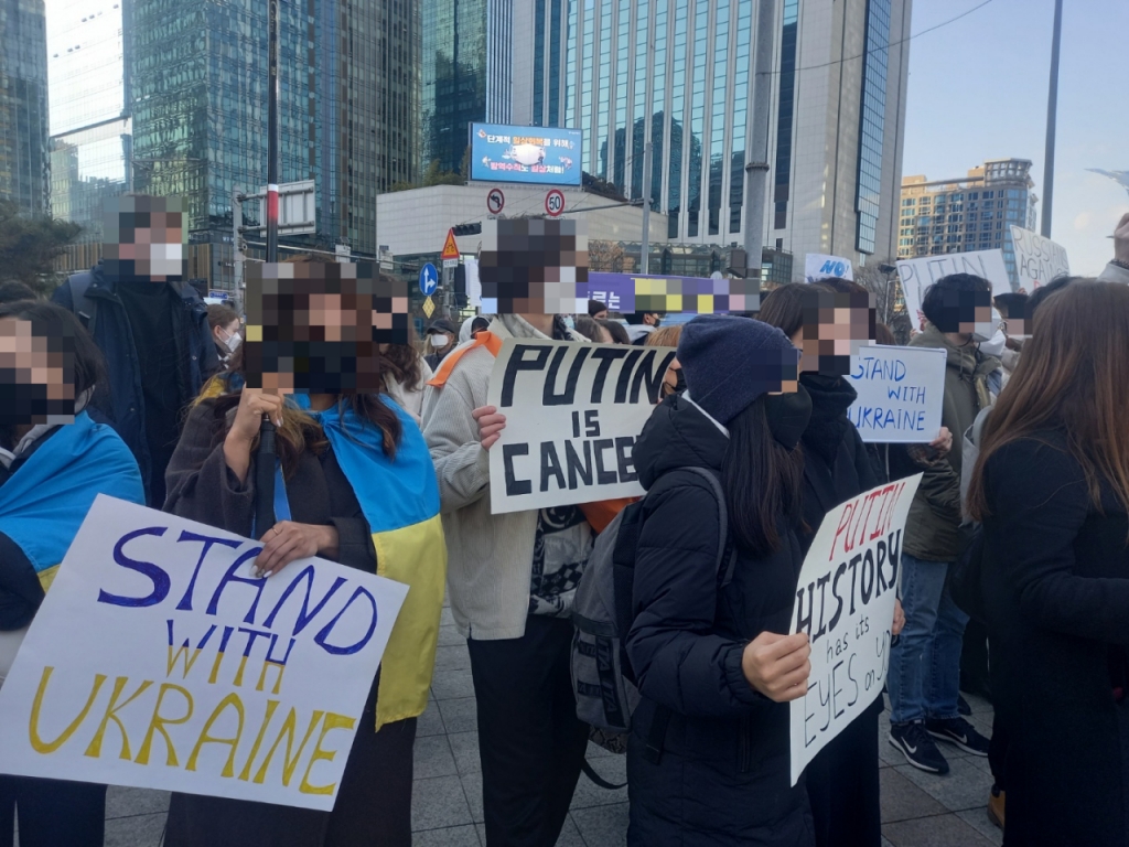 27일 오후 4시쯤 재한 러시아인들은 각양각색 포스터를 들고 러시아의 우크라이나 침공을 규탄했다. 한 러시아인은 "푸틴은 암세포(Putin is Cancer)"라 적힌 포스터를 들고 집회에 참여했다./사진=김성진 기자