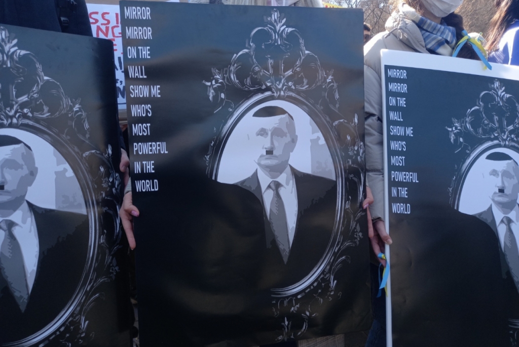 국내 우크라이나인들은 27일 오전 각양각색 포스터를 들고 러시아의 우크라이나 침공을 규탄했다. 푸틴 러시아 대통령을 히틀러와 합성한 포스터도 있었다./사진=김성진 기자