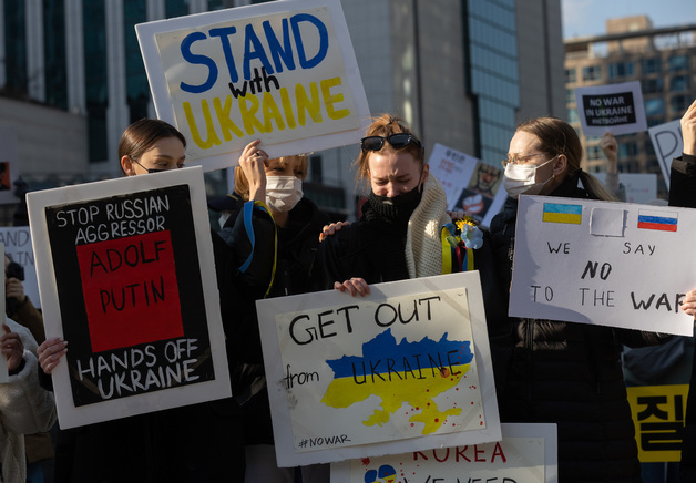 제한 러시아인들 등 참석자들이 27일 오후 서울 종로구 보신각 앞에서 러시아의 우크라이나 침공을 비판하며 눈물 흘리고 있다./사진=뉴스1  