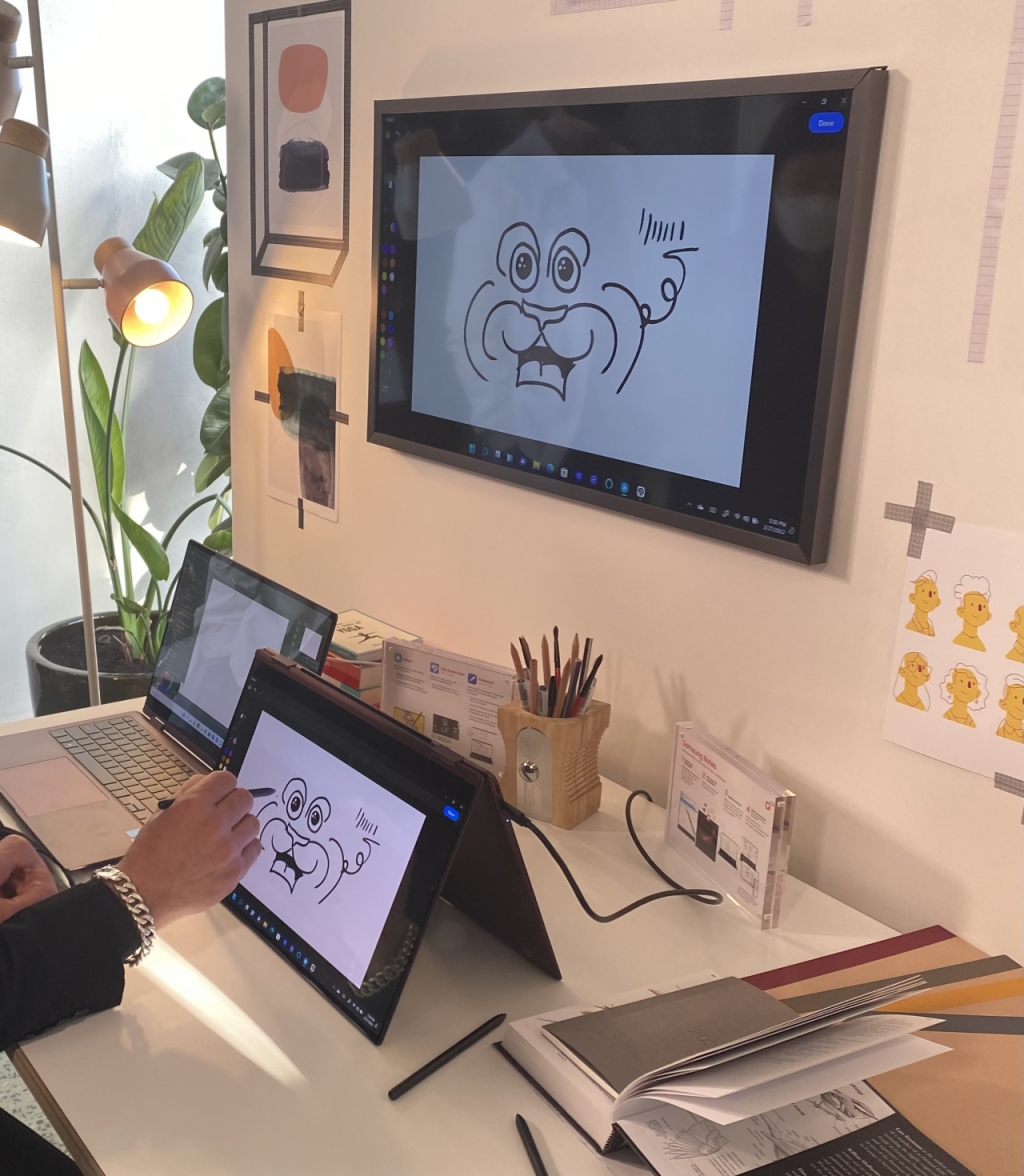 갤럭시 북2 프로 360을 활용해 S펜으로 그림을 그리는 모습. /사진=김수현 기자.