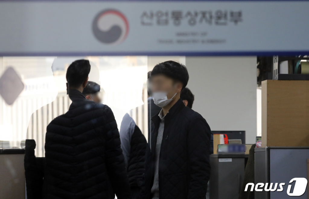 검찰이 월성1호기 경제성 조작과 관련해 산업통상자원부를 압수수색 중인 2020년 11월 5일 정부세종청사 산업부 에너지자원실에서 직원들이 어수선한 분위기 속에서 근무를 하고 있다. /사진=뉴스1