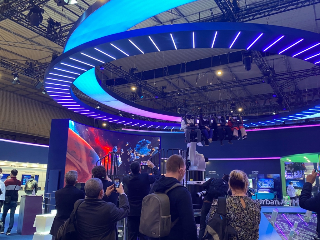 SK텔레콤 부스 정중앙에 위치한 UAM(도심항공교통) 체험존에 많은 관람객들이 관심을 보이고 있다. /사진=MWC 공동취재단