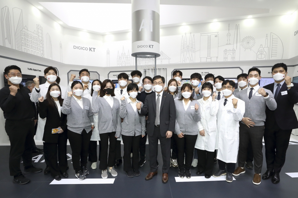  KT 전시관을 방문한 KT 구현모 대표가 직원들을 격려하고 단체사진을 촬영하고 있다./사진제공=KT