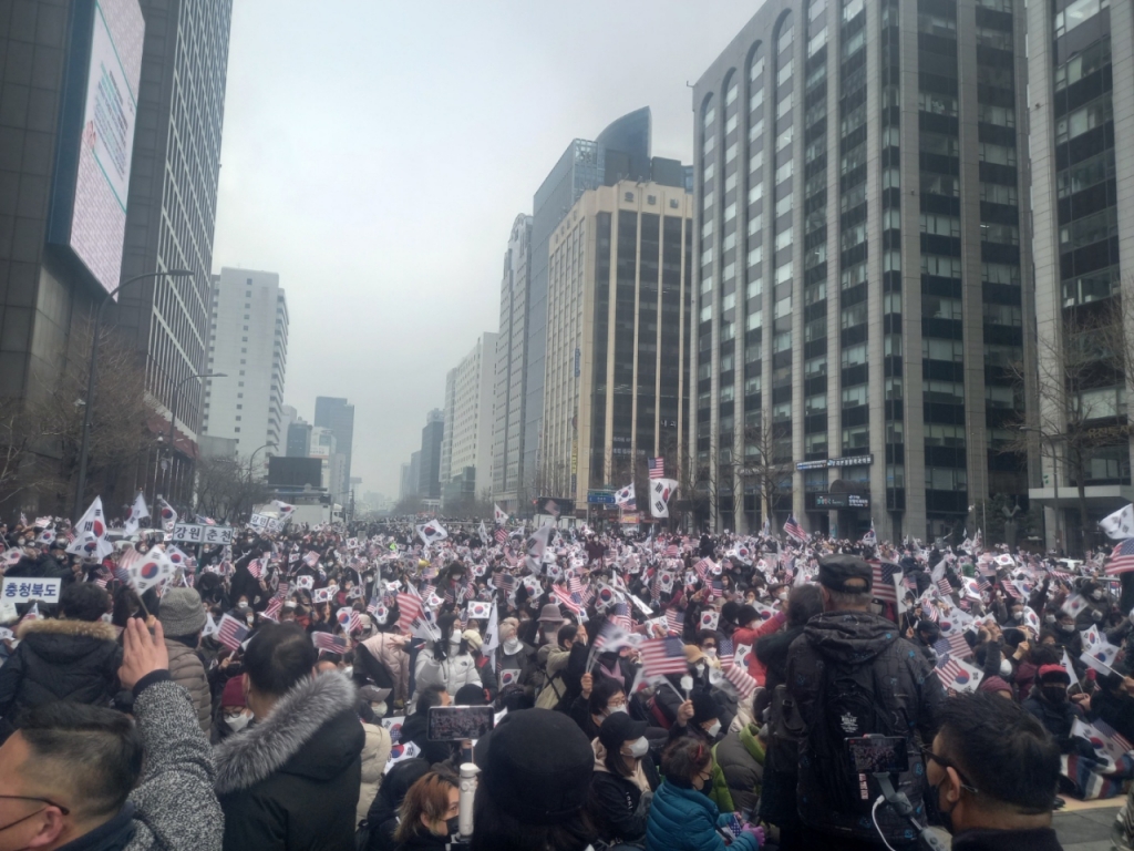 1일 오전 11시쯤 전광훈 사랑제일교회 목사를 따르는 개신교 신자와 국민혁명당 지지자들은 서울 중구 청계광장에 모여 '1000만 국민대회'를 열었다. 주최 측은 이날 행사에 약 10만명이 모였다고 주장한다. 서울시와 경찰은 주최 측이 이날 행사를 방역 수칙상 참여 인원에 제한이 없는 '선거유세'로 신고하면서 개입하지 못하는 상황이다. 