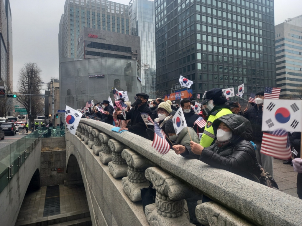 1일 오후 12시쯤 전광훈 사랑제일교회 목사를 따르는 개신교 신자들이 서울 중구 청계광장에 모여 찬송가를 부르고 있다. 현장 곳곳에 경찰이 배치됐지만 '선거유세'에서 사실상 기도회로 바뀐 행사를 제지하지는 못하고 있다./사진=김성진 기자