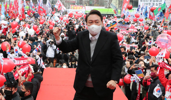 (서울=뉴스1) 국회사진취재단 = 윤석열 국민의힘 대선 후보가 1일 오후 서울 서대문구 연세로 현대백화점 신촌점 유플렉스 앞에서 열린 "대한민국 만세" 서울 집중유세에서 지지를 호소하고 있다. 2022.3.1/뉴스1