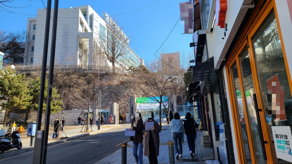 2일 오전 11시30분 서울 성북구 성신여대 정문 앞으로 학생들이 지나가고 있다. /사진=홍효진 기자