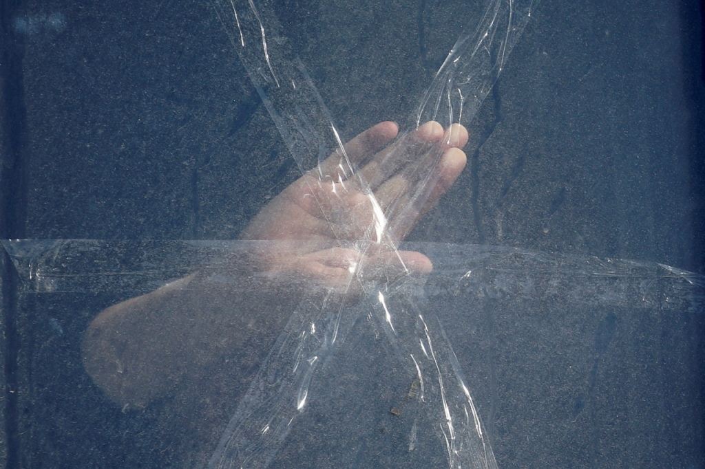 우크라이나 수도 크이우(키예프)에 거주하는 한 주민이 포격으로 유리창이 파손될 것을 우려해 테이프를 붙이고 있다.  /사진=로이터