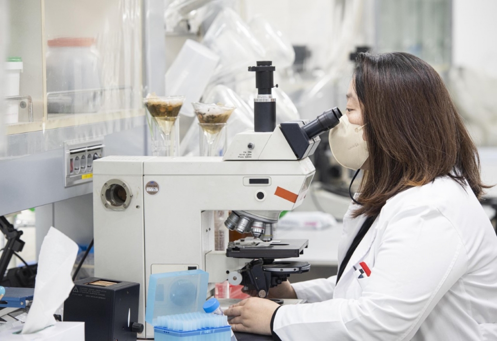 김경덕 잔디환경연구소장이 잔디 연구를 하는 모습. /사진=삼성물산