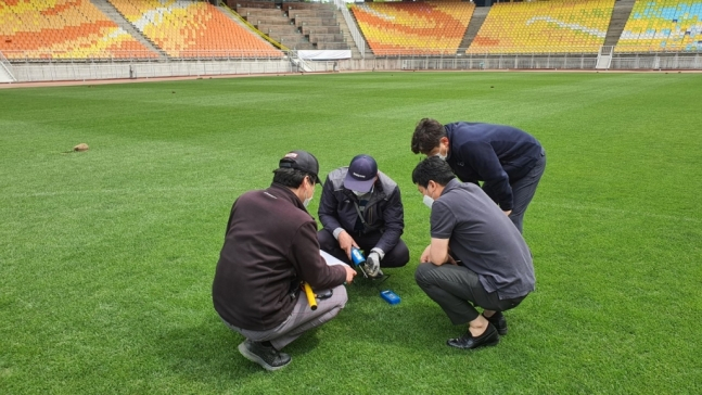 축구장 잔디 관리를 하는 모습. /사진제공=삼성물산
