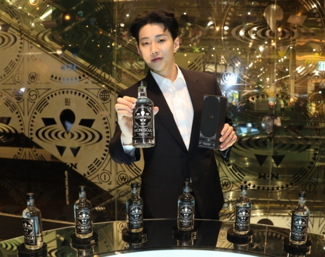25일 오전, 서울시 영등포구 더현대 서울 지하1층 원소주 팝업스토어에서 힙합 아티스트 박재범이 '원소주'를 소개하는 모습. 2022.02.25 /사진제공=현대백화점