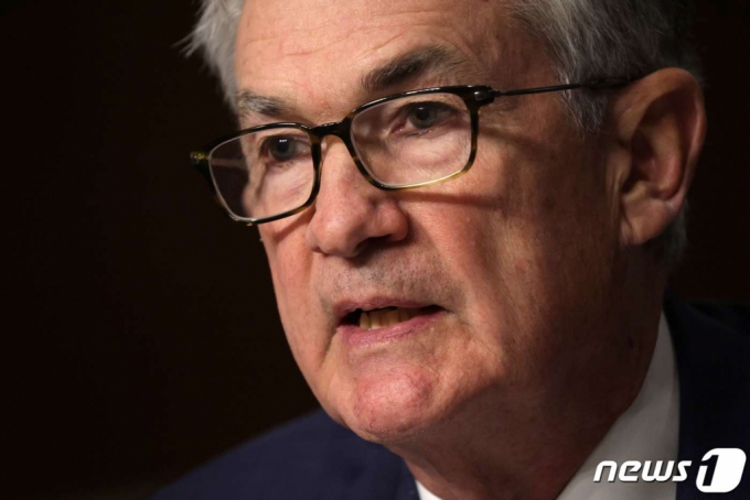(워싱턴 AFP=뉴스1) 우동명 기자 = 제롬 파월 연방준비제도(Fed) 의장이 30일 (현지시간) 워싱턴 의사당의 상원 은행위원회 청문회에 출석해 “인플레이션 위협이 증가하고 있어 테이퍼링 속도를 더 높이는 것을 검토할 수 있다”고 밝히고 있다. (C) AFP=뉴스1