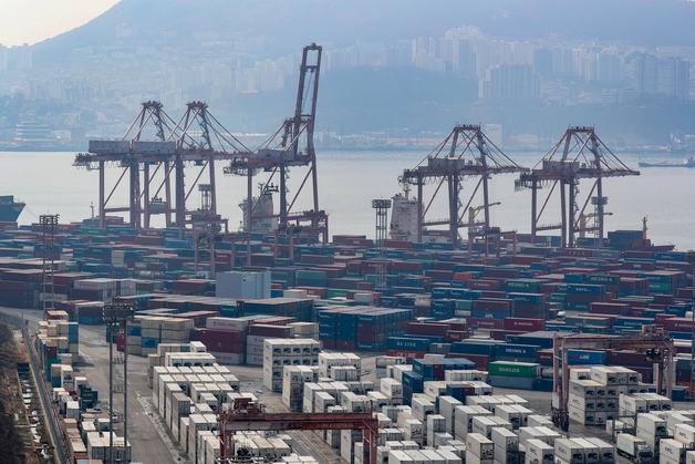 (부산=뉴스1) 김영훈 기자 =  부산 남구 부산항 신선대 컨테이너 터미널에 컨테이너가 쌓여 있다.  2022.3.1/뉴스1  