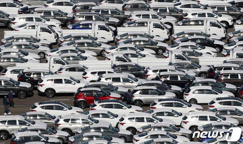 (울산=뉴스1) 윤일지 기자 = 현대자동차 울산공장 수출 선적부두 옆 야적장에 완성차들이 대기하고 있다. 2020.11.5/뉴스1  
