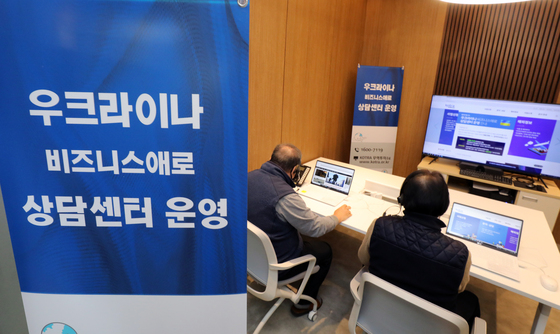 (서울=뉴스1) 황기선 기자 = 우크라이나 사태 및 대(對)러시아 수출통제 강화조치가 이어지고 있는 2일 서울 서초구  대한무역투자진흥공사(KOTRA) 우크라이나 비즈니스 애로 상담센터에서 직원이 업무를 보고 있다.   수출의 경우 2월까지의 대 러시아·우크라이나 수출은 지표상 증가세를 유지하고 있지만, 수출통제와 대금결제 등 부문별 애로접수가 증가해 현장 영향이 가시화 조짐을 나타내고 있다.   정부는 이날 제9차 우크라이나 사태 비상대응 TF 회의를 열어 실물경제와 금융시장, 공급망, 건설 등 기존 점검분야에 더해 중소기업, 정보통신(ICT) 부문 등을 포함해 부문별 대응 현황을 점검하고 향후 조치계획 등을 논의했다. 2022.3.2/뉴스1  