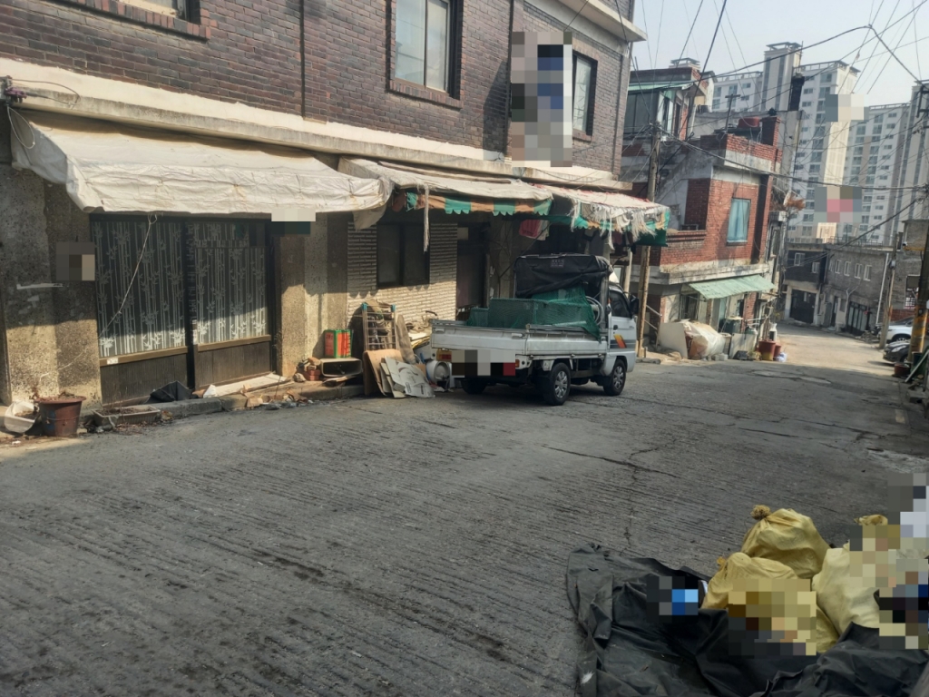 지난 4일 오전 11시쯤 서울시 서대문구 현저동의 한 도로. 사진 왼편에 1층 가정집에서 지난해 12월 한 60대 남성이 홀로 숨진 채 발견됐다./사진=김성진 기자