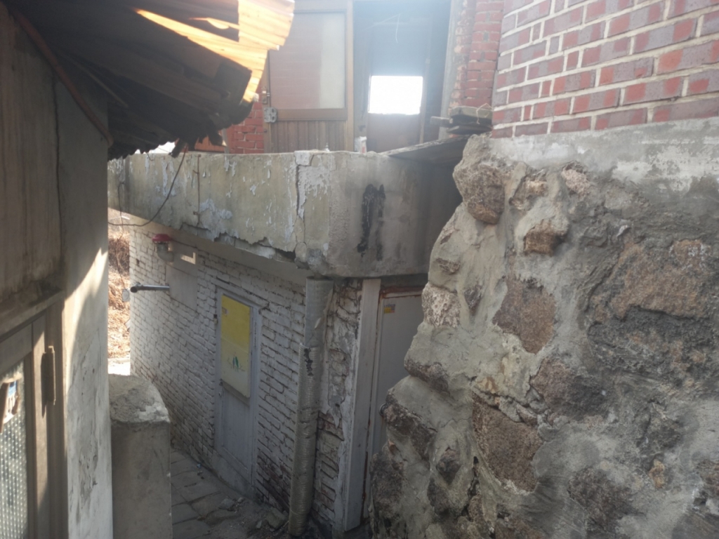 지난달 23일 52세 남성이 숨진 채 발견된 서울 서대문구 현저동의 한 다세대주택 2층 모습. 남성이 발견된 2층 단칸방의 문이 열려있다./사진=김성진 기자