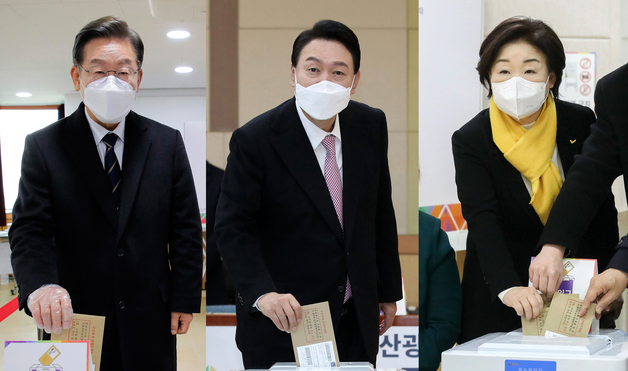 (서울=뉴스1) 이승배 기자 = 이재명(왼쪽부터) 더불어민주당 대선후보, 윤석열 국민의힘 대선후보, 심상정 정의당 대선후보가 제20대 대통령 선거 사전투표 첫날인 4일 오전 서울 중구 소공동 주민센터, 부산 남구청, 서울 종로구 혜화동 주민센터에 마련된 사전투표소를 각각 찾아 투표하고 있다. 2022.3.4/뉴스1