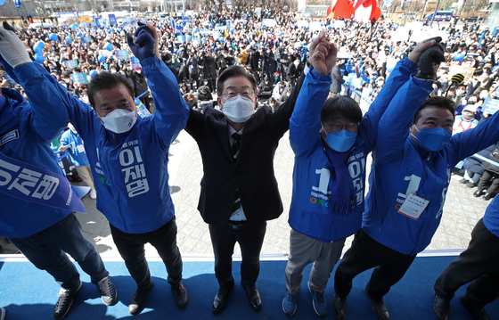 (하남=뉴스1) 오대일 기자 = 이재명 더불어민주당 대선 후보가 5일 오후 경기 하남시 스타필드 앞에서 열린 광주·하남유세에서 시민과 지지자들에게 인사하고 있다. 2022.3.5/뉴스1   