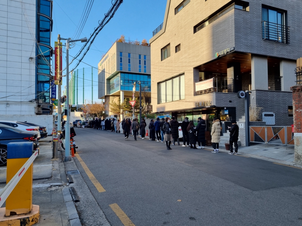 서울 강북구 미아동주민센터에 설치된 사전투표소 대기줄. /사진=강주헌 기자