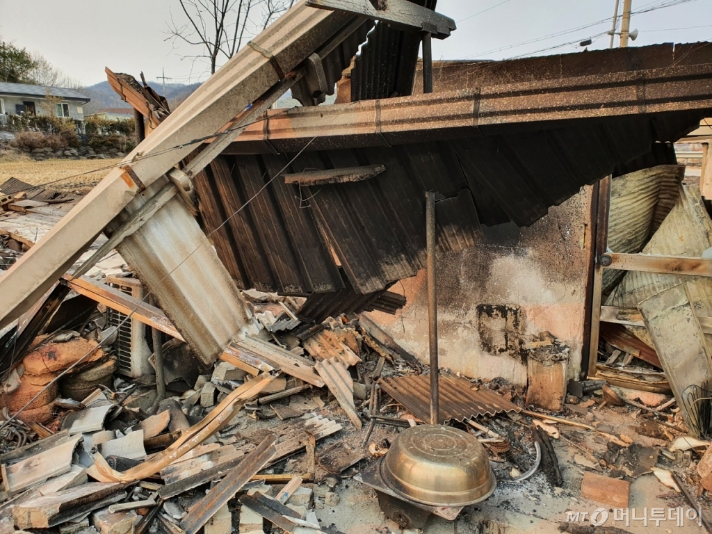 7일 경북 울진군 북면 주인리의 산불 피해를 입은 민가/사진=홍재영 기자