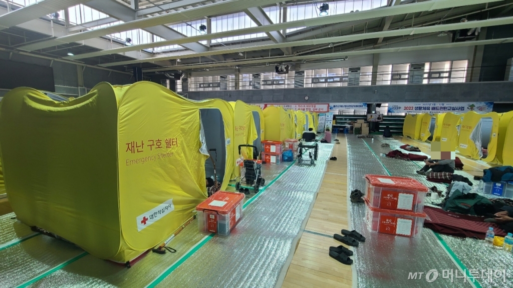 7일 경북 울진군 국민체육센터에 마련된 임시 대피소. 약 700명이 머무르고 있다./사진=홍효진 기자