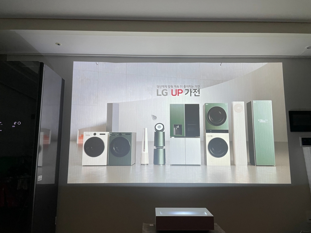 기자의 거실 한 벽면이 시네빔 화면으로 가득찬 모습/사진=한지연기자