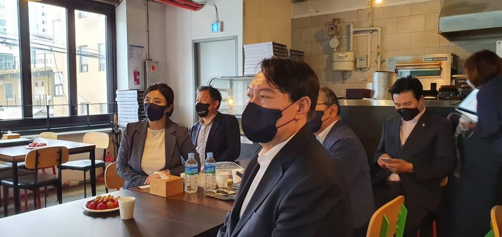 대전 만민토론회에 참석한 윤석열 후보와 김소연 변호사(왼편).2021.07.06/