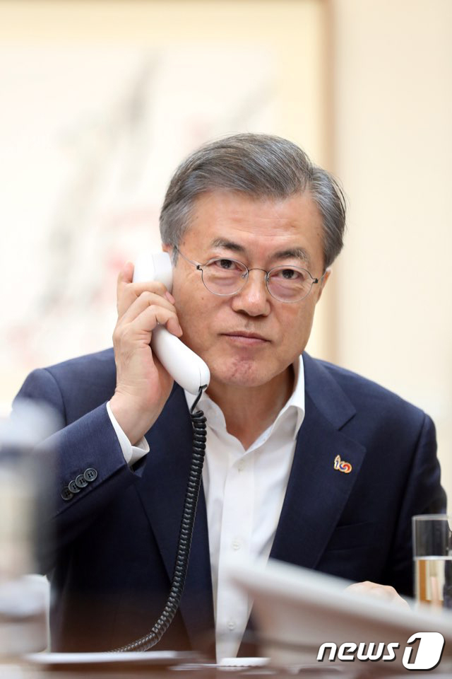 (서울=뉴스1) 송원영 기자 = 문재인 대통령이 28일 오후 도널드 트럼프 대통령과 제2차 북미 정상회담 관련 통화를 하고 있다. 김의겸 청와대 대변인은 이날 "문 대통령은 오후 6시50분부터 25분 동안 트럼프 미 대통령과 전화통화를 갖고 베트남 하노이에서 개최된 제2차 북미 정상회담의 주요 결과 및 평가를 공유하는 한편, 후속 대책을 위한 한미간 공조방안에 대해 심도 있는 의견 교환을 가졌다"고 전했다.(청와대 제공) 2019.2.28/뉴스1