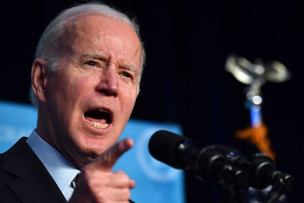 (워싱턴 AFP=뉴스1) 우동명 기자 = 조 바이든 미국 대통령이 10일 (현지시간) 워싱턴 힐튼 호텔에서 열린 열린 민주당 전국위원회 겨울 회의서 연설을 하고 있다.   ? AFP=뉴스1  