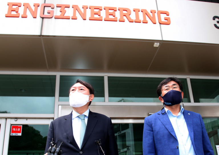 (서울=뉴스1) 국회사진취재단 = 윤석열 전 검찰총장(왼쪽)이 5일 오후 서울대학교 공과대 앞에서 문재인 정부의 탈원전 정책에 대한 비판을 주도해온 주한규 원자핵공학과 교수와 면담을 마친 뒤 취재진의 질문에 답하고 있다. 2021.7.5/뉴스1  