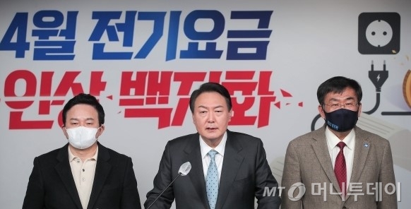 윤석열 대통령 당선인이 대선후보 시절 '탈원전 백지화'를 선언하고 있는 모습. 우측이 주한규 서울대 원자핵공학과 교수. / 사진=머니투데이DB