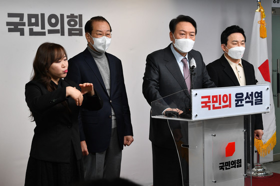 (서울=뉴스1) 이승배 기자 = 윤석열 국민의힘 대선 후보가 27일 오전 서울 여의도 국민의힘 중앙당사에서 정치 분야 공약을 발표한 뒤 취재진의 질문에 답하고 있다. 2022.1.27/뉴스1  