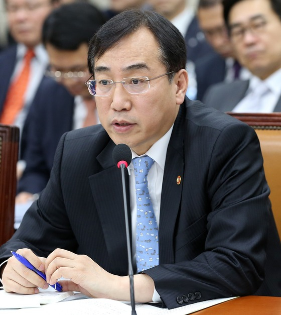 = 이석준 국무조정실장이 14일 오전 서울 여의도 국회에서 열린 정무위원회 전체회의에서 의원들의 질의에 답변하고 있다. 2017.2.14/뉴스1