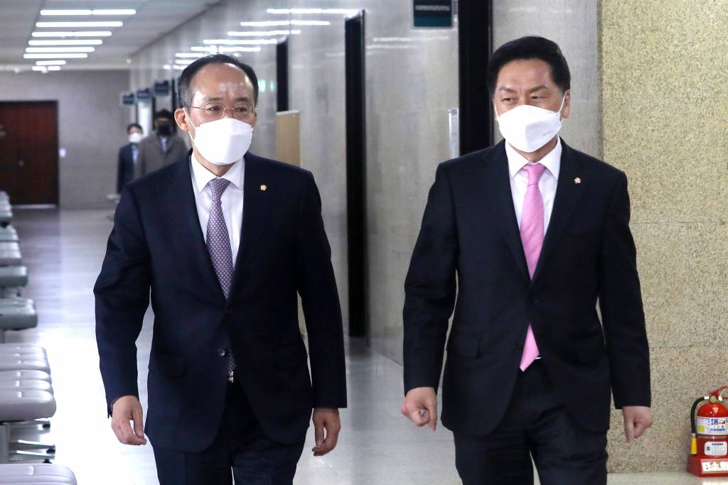 [서울=뉴시스] 김선웅 기자 = 김기현(오른쪽) 국민의힘 원내대표와 추경호 원내수석부대표가 15일 서울 여의도 국회에서 열린 국민의힘 시도당위원장 회의에 참석하고 있다. (공동취재사진) 2022.03.15.