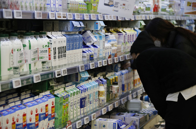 사진은 지난달 4일 서울 도심의 대형마트에서 시민들이 유제품을 살펴보고 있다./사진=뉴스1