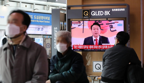 (서울=뉴스1) 장수영 기자 = 윤석열 대통령 당선인이 대통령집무실 용산 이전 발표를 한 20일 서울 중구 서울역 대합실에서 시민들이 윤 당선인의 기자회견 생중계를 지켜보고 있다. 2022.3.20/뉴스1  