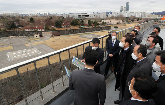 (서울=뉴스1) 구윤성 기자 = 권영세 대통령직인수위원회 부위원장을 비롯한 인수위원들이 18일 오후 새 대통령 집무실 후보지인 서울 용산구 국방부 인근 미군부대 헬기장을 둘러보고 있다. 2022.3.18/뉴스1  