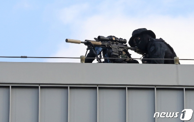(세종=뉴스1) 장수영 기자 = 26일 세종시 어진동 세종경찰청 기동단에서 열린 대테러 훈련에서 경찰특공대 저격수가 건물안 테러범을 제압하기 위해 건물 안을 조준하고 있다. 2021.11.26/뉴스1  