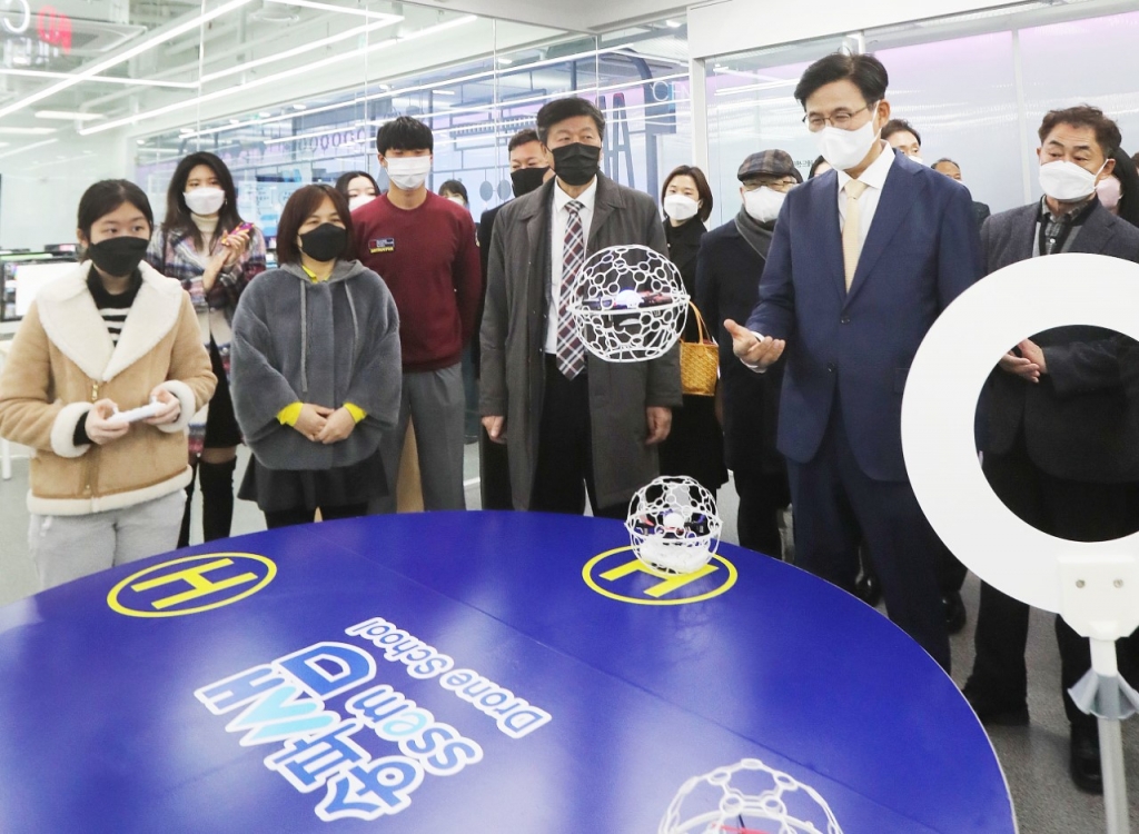 박성수 송파구청장(오른쪽 2번째)이 지난해 12월 17일 서울 송파구 신천동 KT송파타워에 개관한 ‘송파쌤 헤드센터’에서 드론 시연을 관람하고 있다./사진제공=송파구청