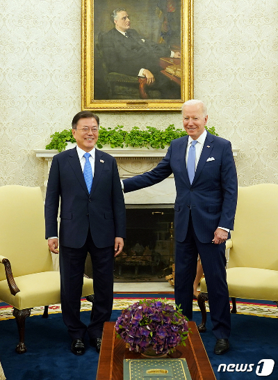 (서울=뉴스1) = 문재인 대통령과 조 바이든 미국 대통령이 21일 오후(현지시간) 워싱턴 백악관 오벌오피스에서 열린 소인수회담에서 포즈를 취하고 있다.(청와대 제공) 2021.5.22/뉴스1  