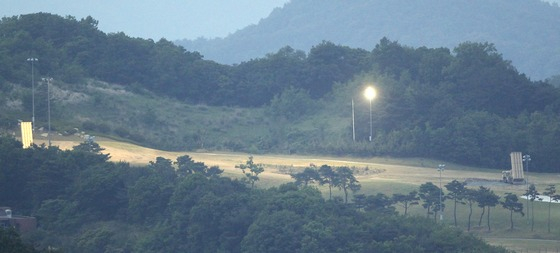 = 2017년5월 30일 오후 경북 성주 골프장 조명이 사드발사대를 비추고 있다.다.2017.5.30/뉴스1  