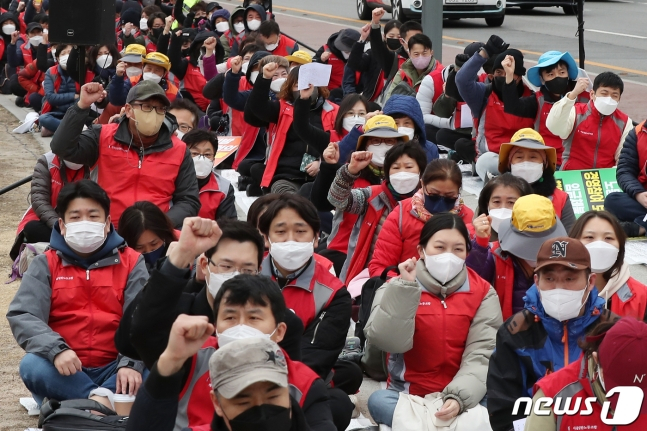 민주노총 전국민주일반연맹 전국민주일반노동조합 서울본부 조합원들이 18일 오후 서울 종로구 지하철 3호선 경복궁역 인근에서 열린 '노동 경시 윤석열 당선인 규탄, 3.18 전국민주일반노동조합 서울본부 투쟁 선포대회'에서 구호를 외치고 있다. 2022.3.18/뉴스1 ? News1 민경석 기자
