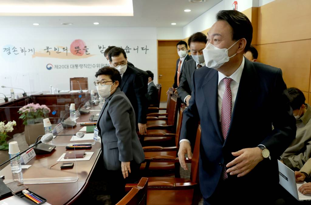 [서울=뉴시스] 국회사진기자단 =  윤석열 대통령 당선인이 22일 오전 서울 종로구 통의동 인수위에서 열린 간사단회의에 참석하며 각분과 간사들과 인사하고 있다. 2022.03.22.