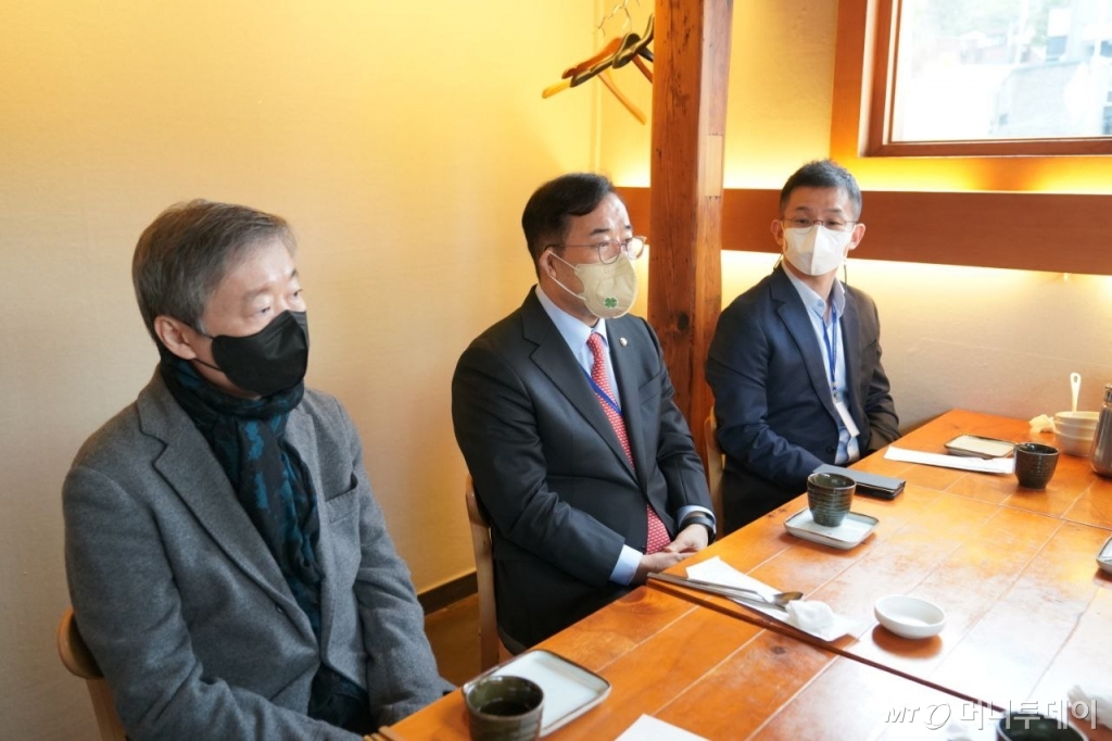 왼쪽부터 대통령직인수위원회 과학기술교육분과 김창경 위원, 박성중 간사, 남기태 위원. / 사진제공=대통령직인수위원회